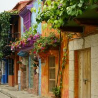Casas coloniales de colores en la ciudad amurallada de Cartagena