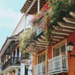 Balcón colonial con plantas colgantes en la ciudad amurallada de Cartagena