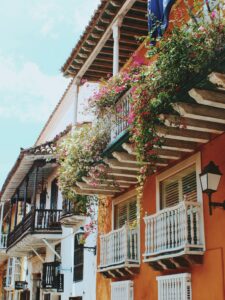 Balcón colonial con plantas colgantes en la ciudad amurallada de Cartagena