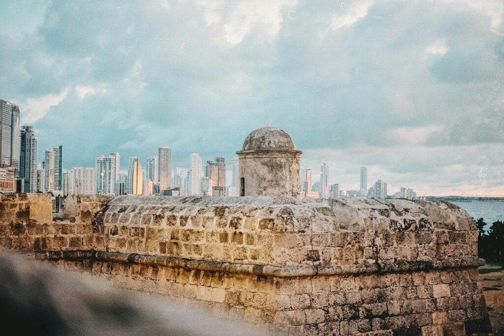Vista de la ciudad amurallada de Cartagena desde lo alto de las murallas