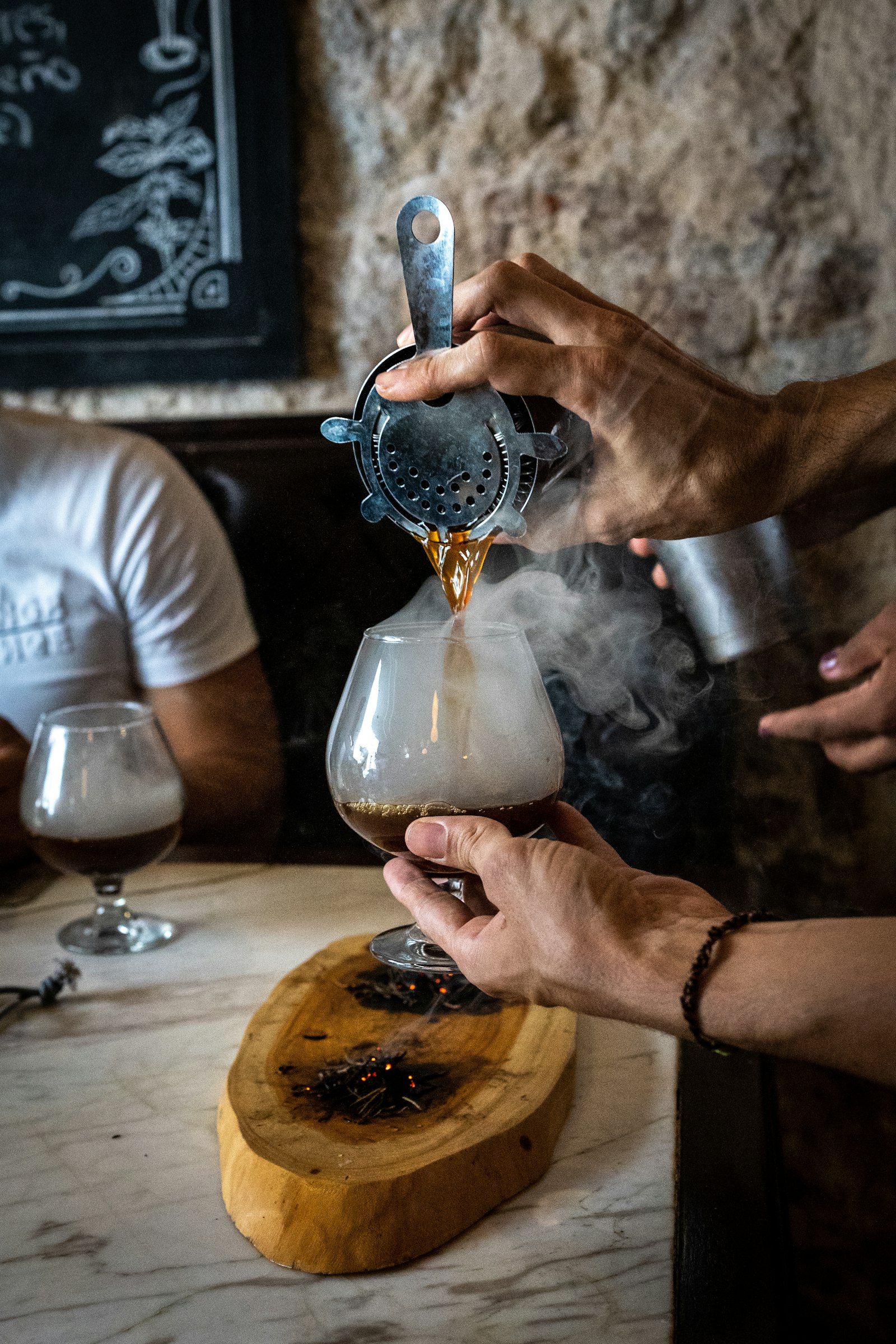 Barista sirviendo un carajillo en Época Café, Centro Histórico de Cartagena