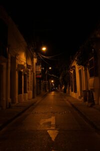 Calle del Centro Histórico de Cartagena de noche, zona de restaurantes de la ciudad amurallada