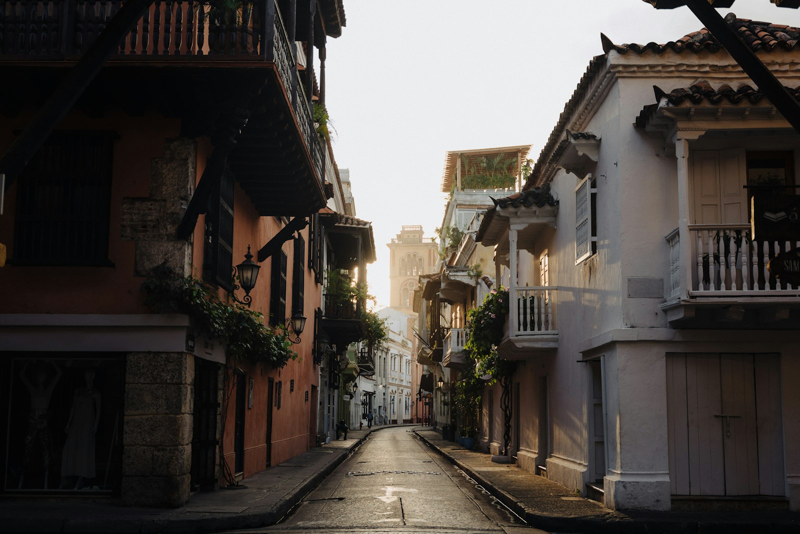 Calle estrecha de casas altas en el barrio San Diego de Cartagena