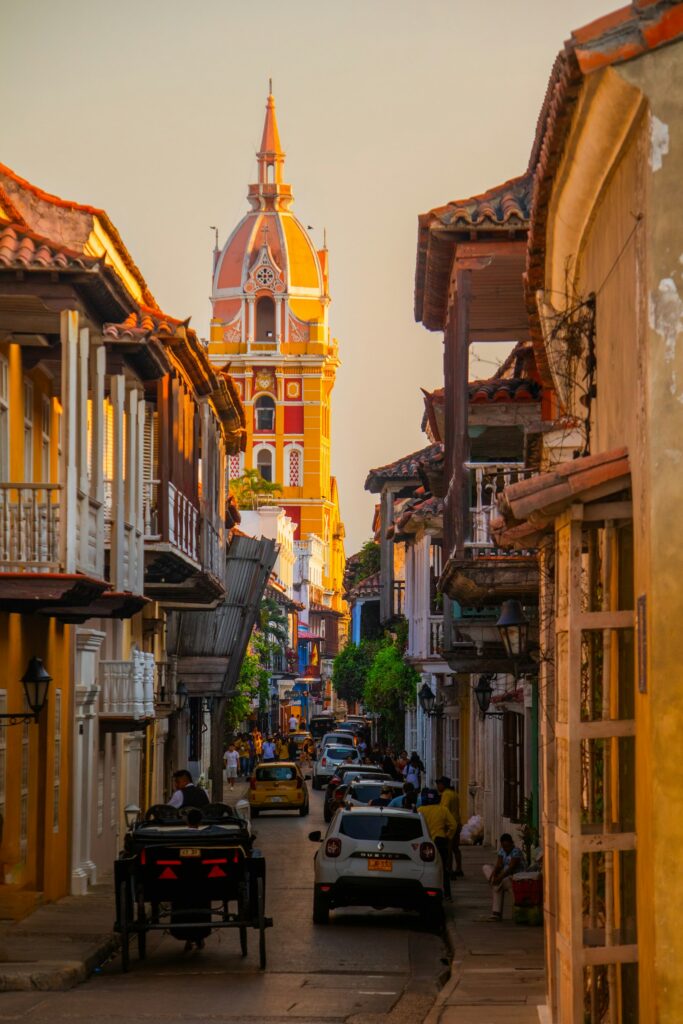 Rua do Centro Histórico de Cartagena com um campanário ao fundo