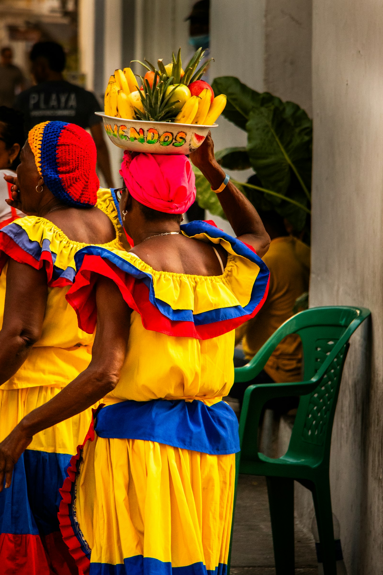 Palenqueras con vestidos de colores y palanganas de fruta en Cartagena de Indias