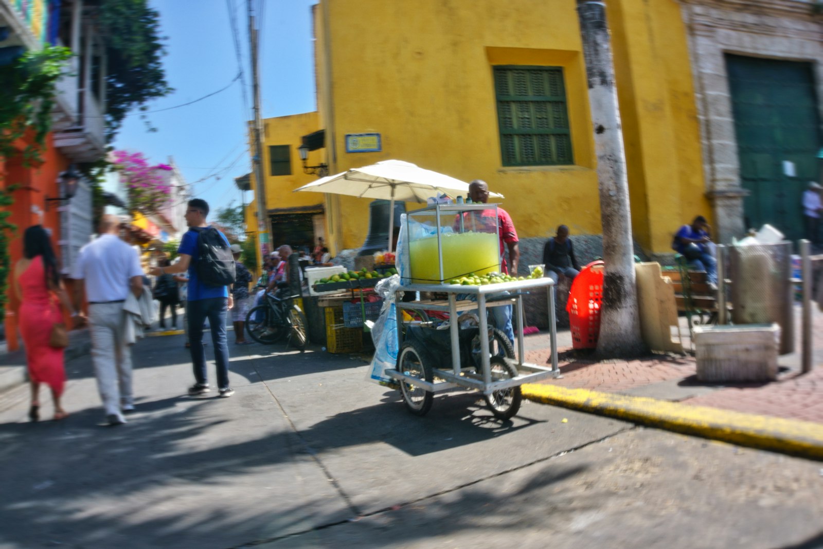 Vendedor ambulante de bebidas con su carrito en una calle de Cartagena