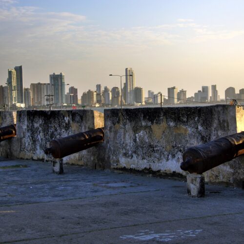 Murallas del Centro Histórico de Cartagena con los rascacielos de Bocagrande al fondo