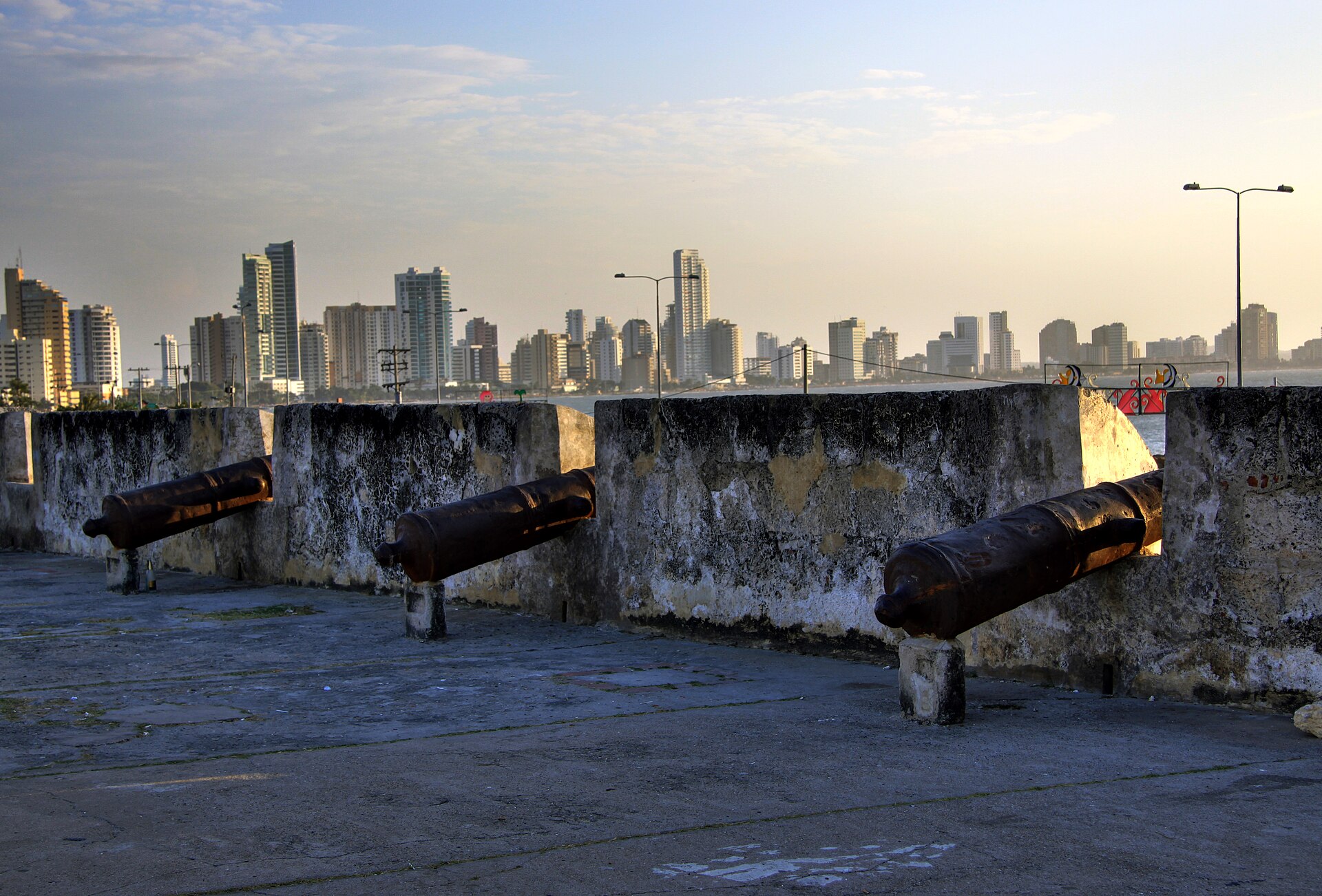 Murallas del Centro Histórico de Cartagena con los rascacielos de Bocagrande al fondo