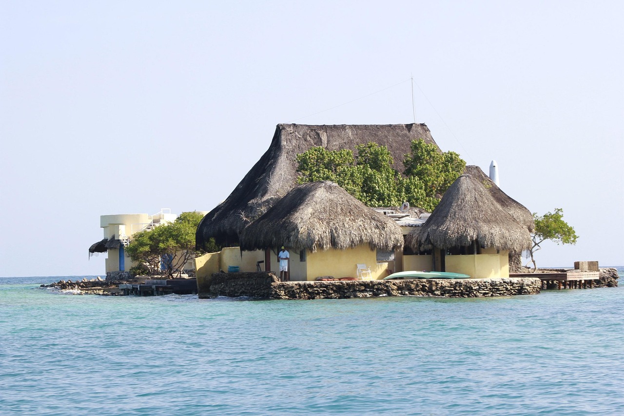 Pequeña isla con vegetación rodeada de mar azul en las Islas del Rosario