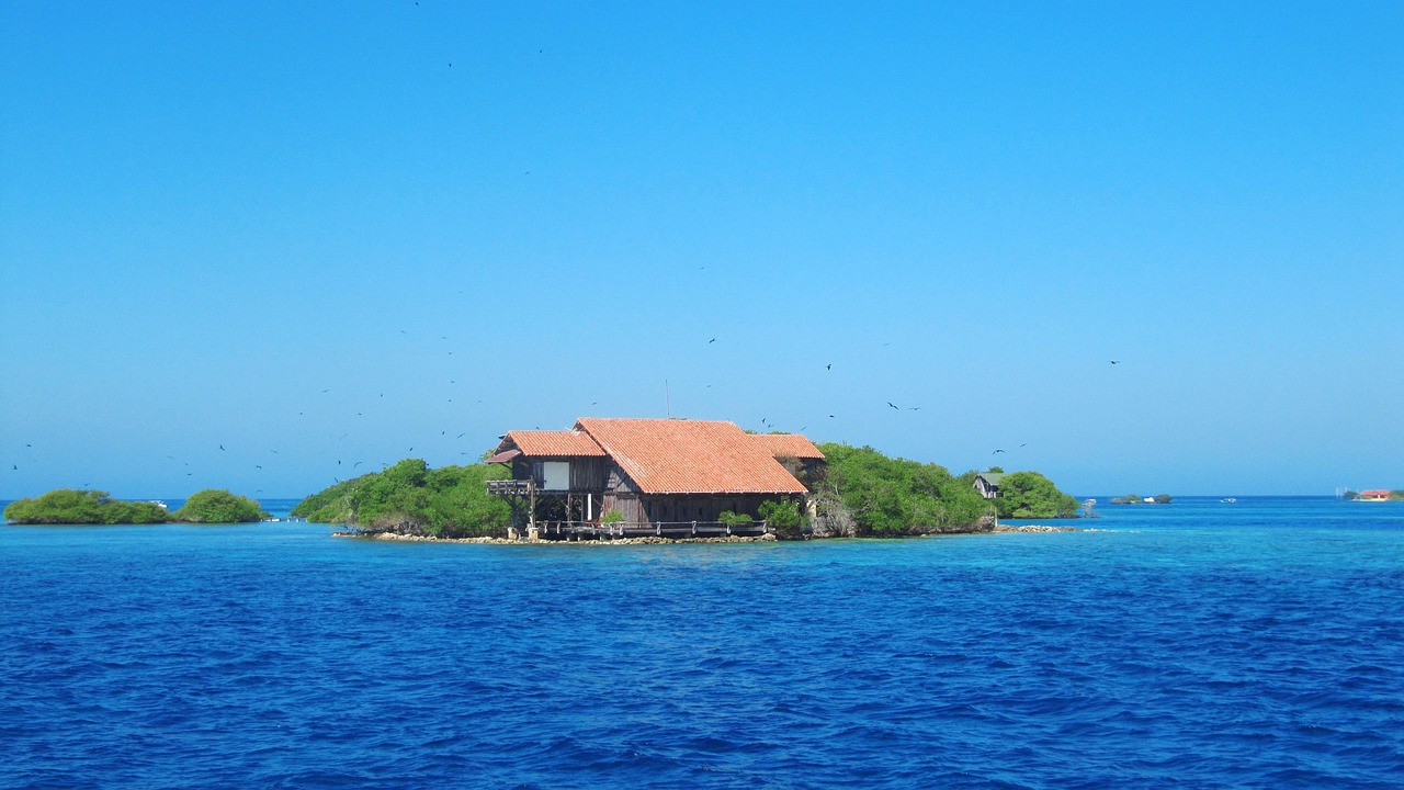 Agua turquesa y una isla del archipiélago de las Islas del Rosario, cerca de Cartagena