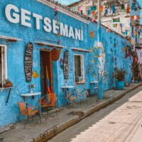 Fachada azul decorada con banderines en el barrio Getsemaní, Cartagena