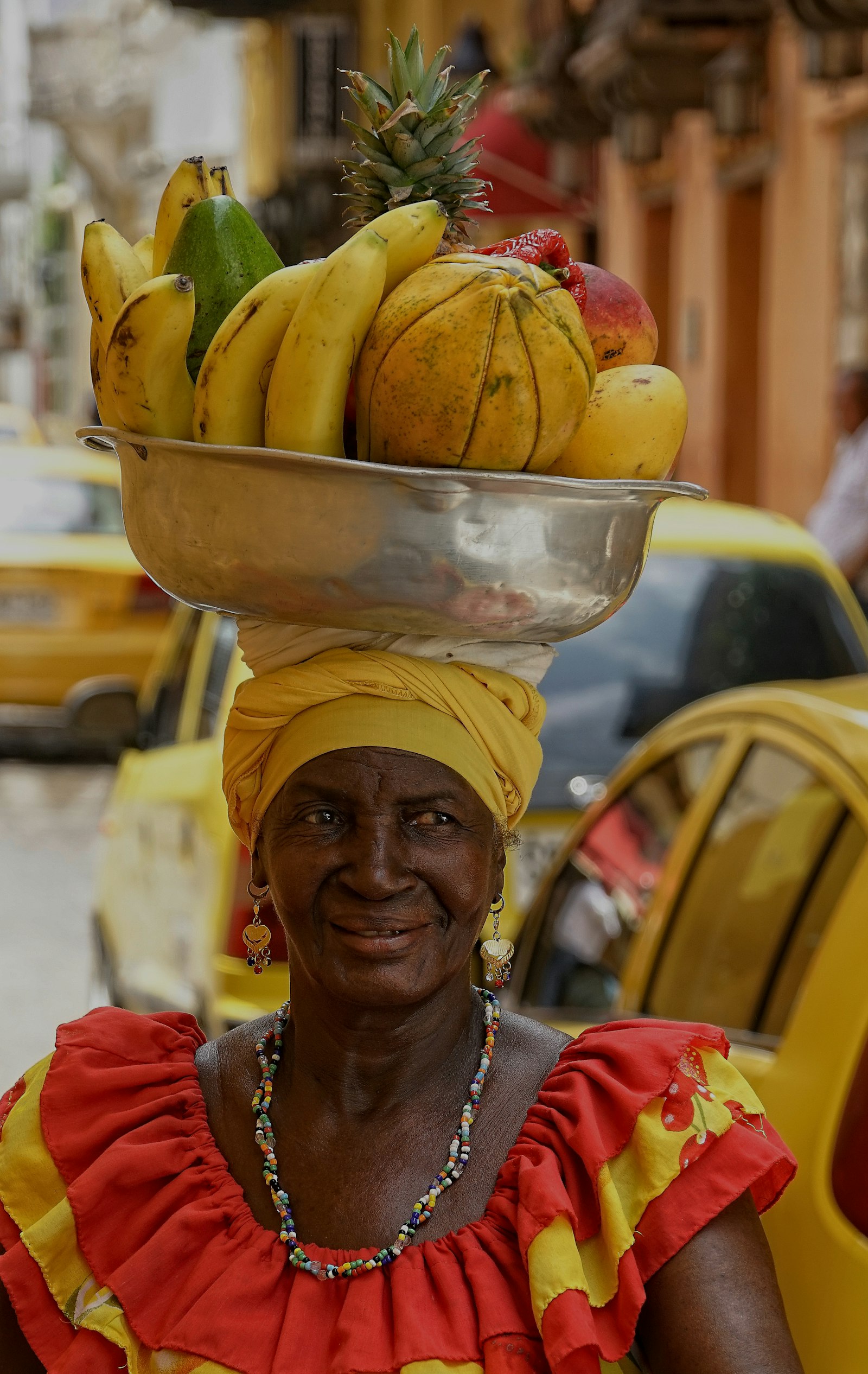 Palenquera vendiendo frutas tropicales en Cartagena