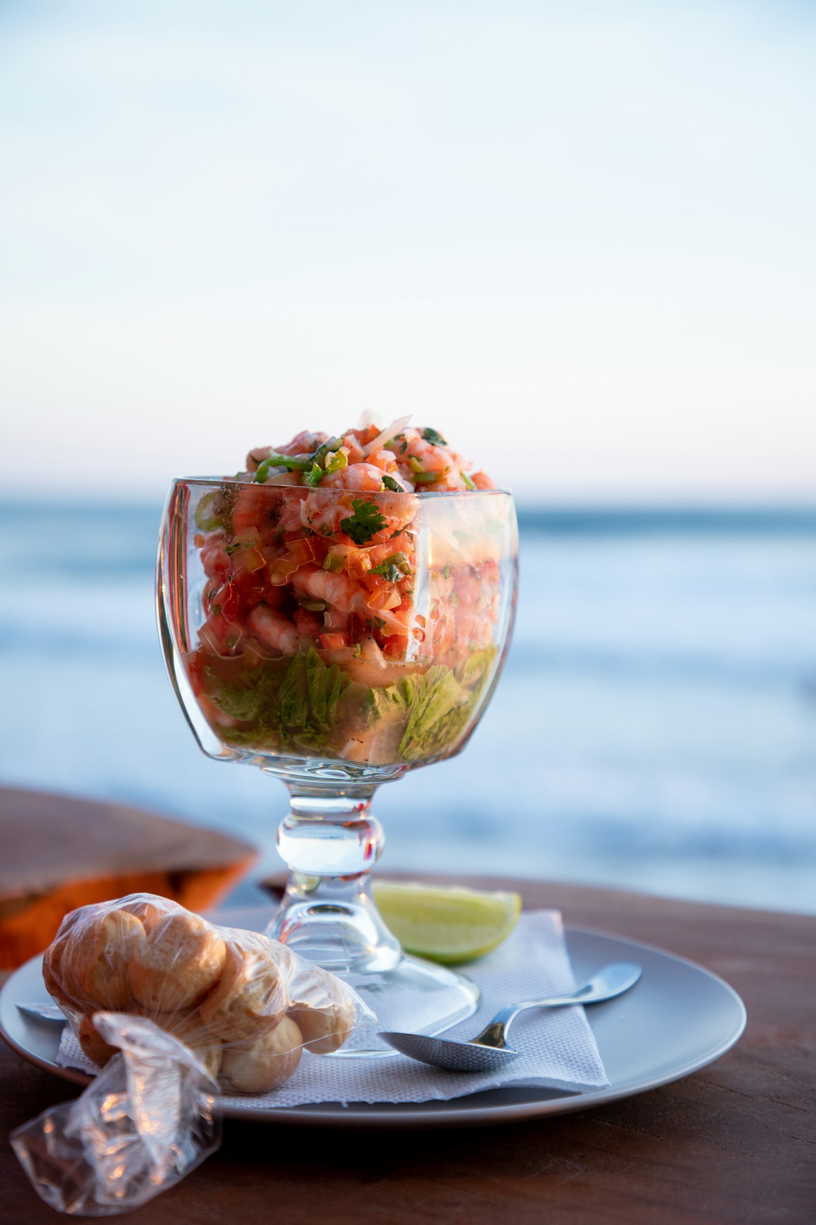 Cóctel de camarones servido en copa, plato muy popular en la costa caribe