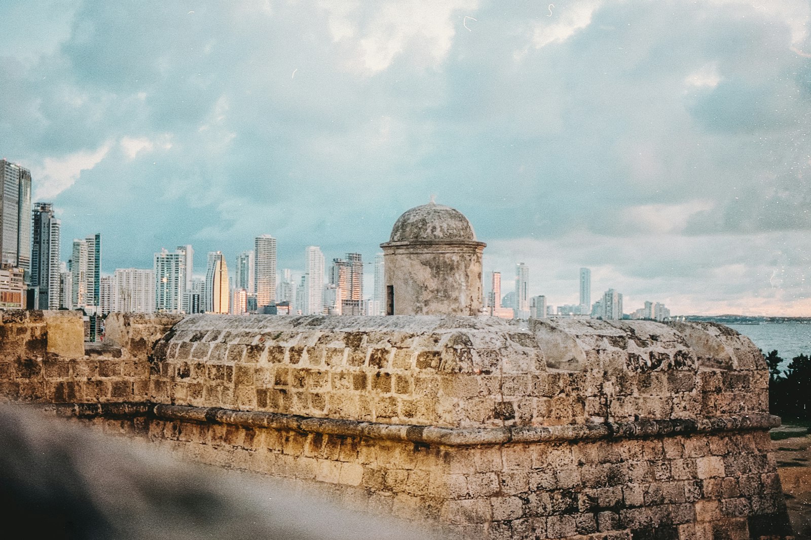 Vista del Centro Histórico de Cartagena desde lo alto de la muralla