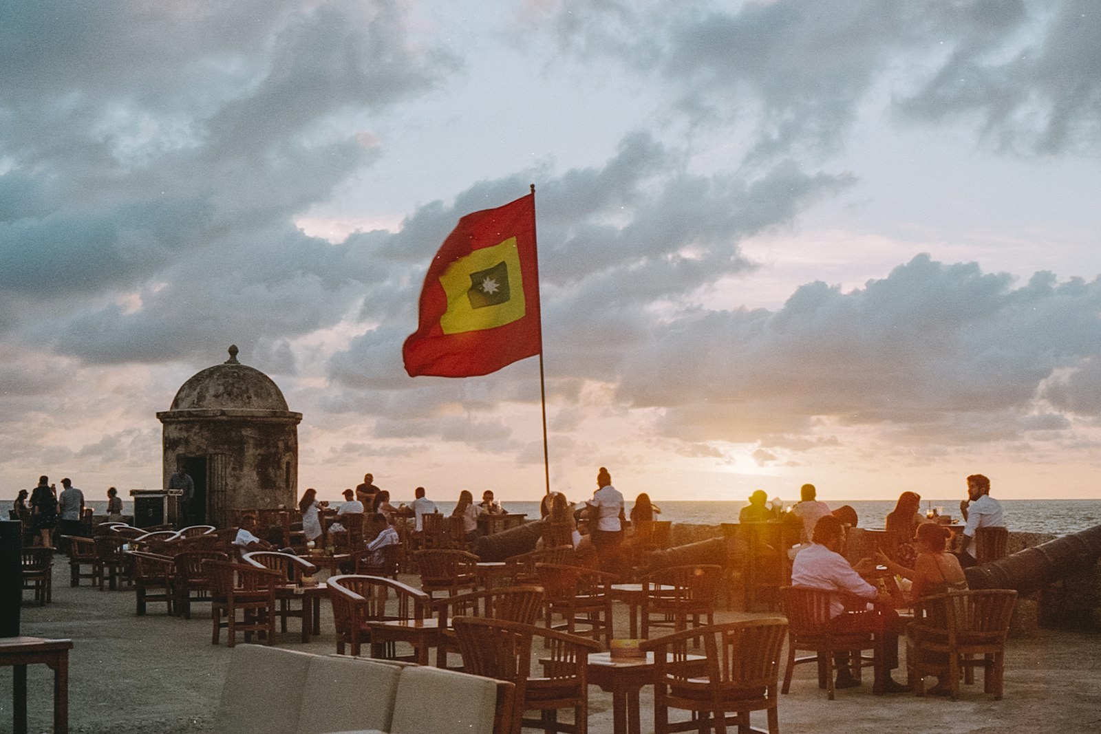 Mesas de un restaurante al aire libre frente al mar en Cartagena