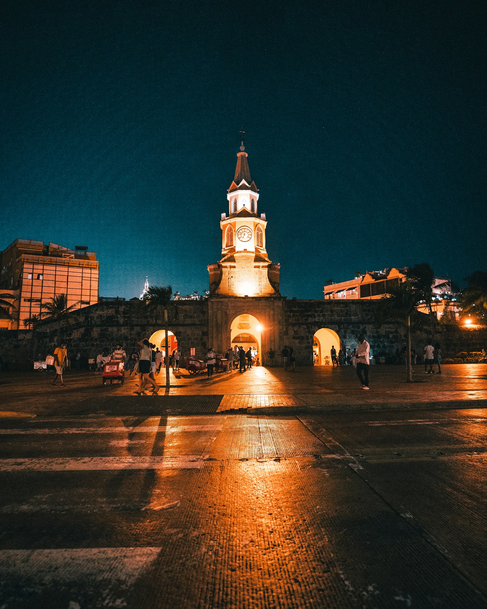 Torre del Reloj de Cartagena iluminada de noche, puerta al Centro Histórico