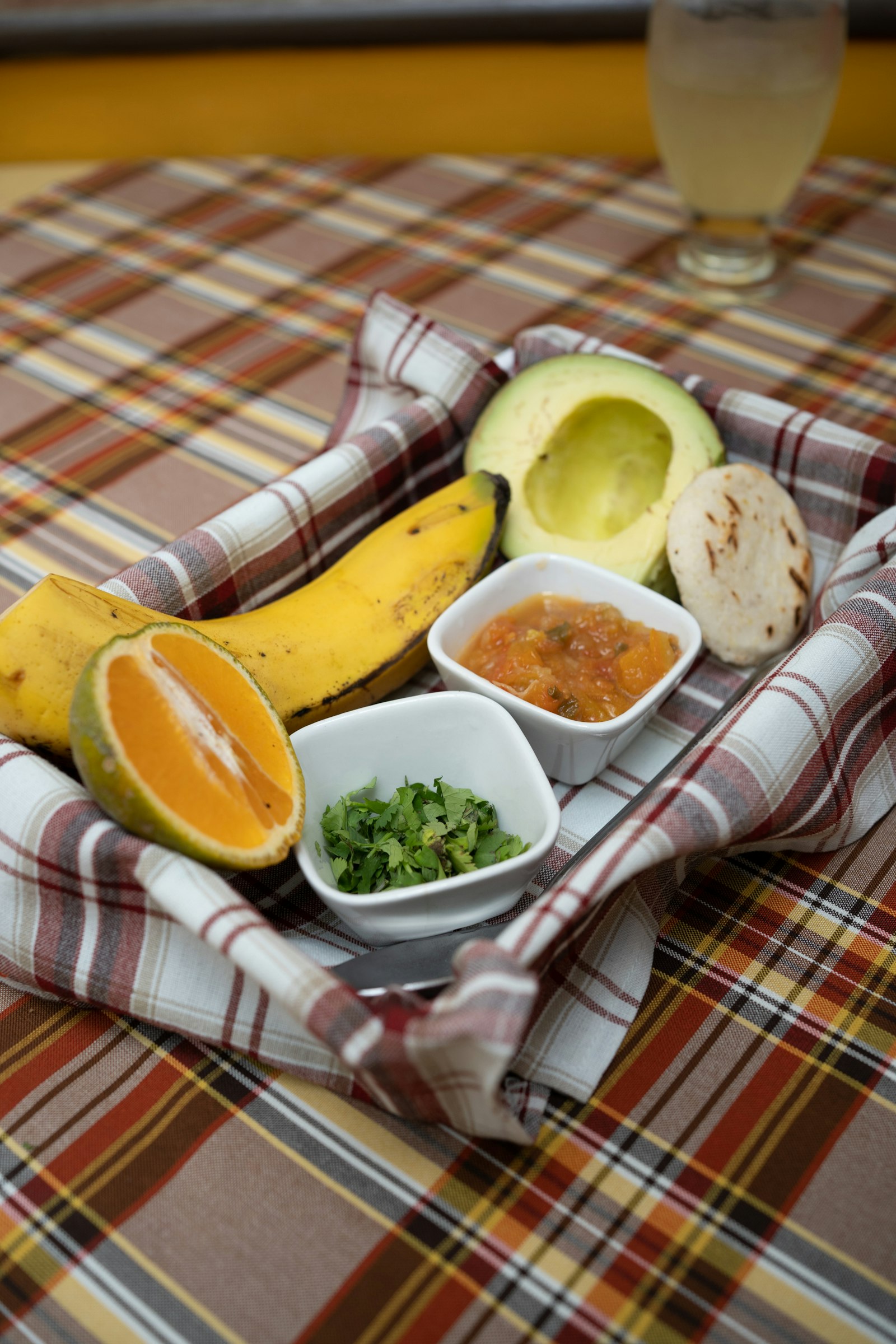 Mesa con platos de sopa, arroz y banano, típico almuerzo corriente colombiano