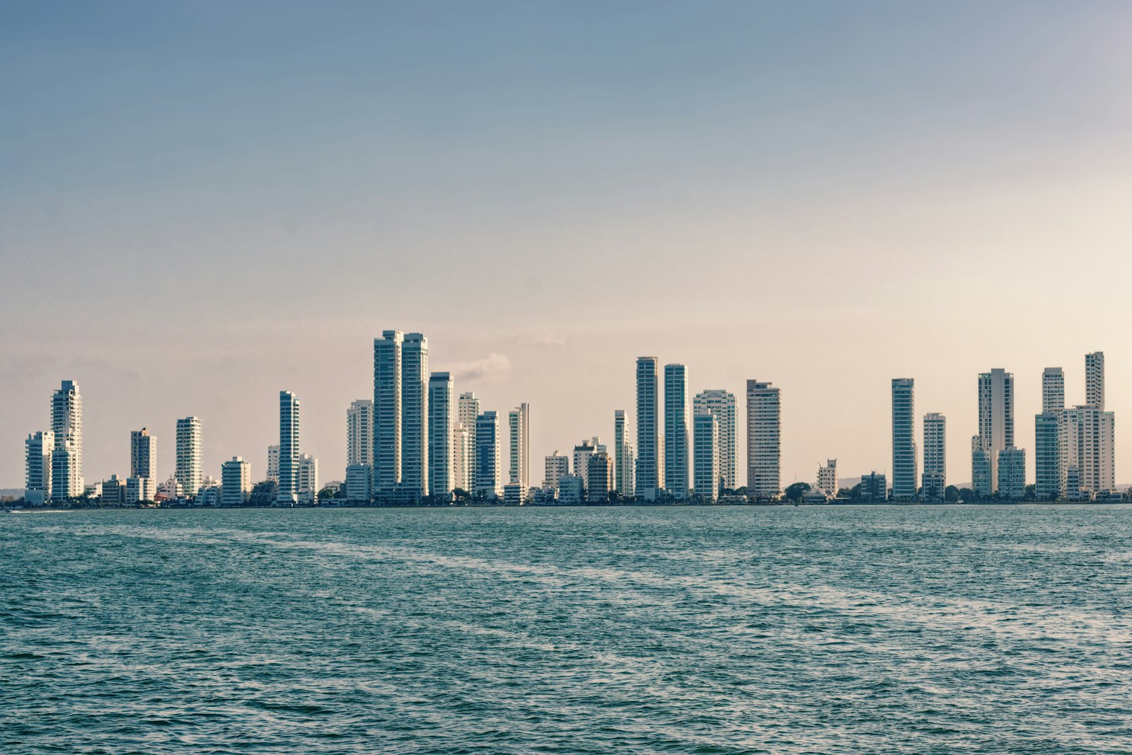 Edificios de Bocagrande vistos desde el mar en Cartagena