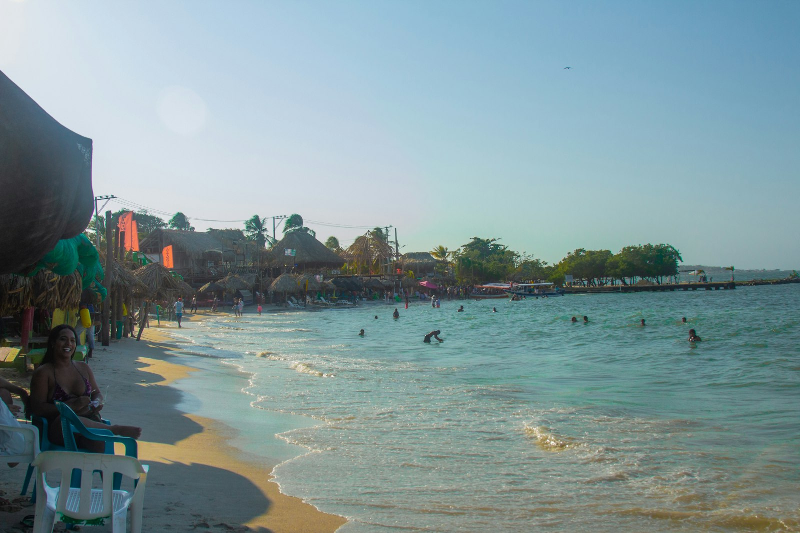 Bañistas en el mar Caribe en una playa urbana de Cartagena