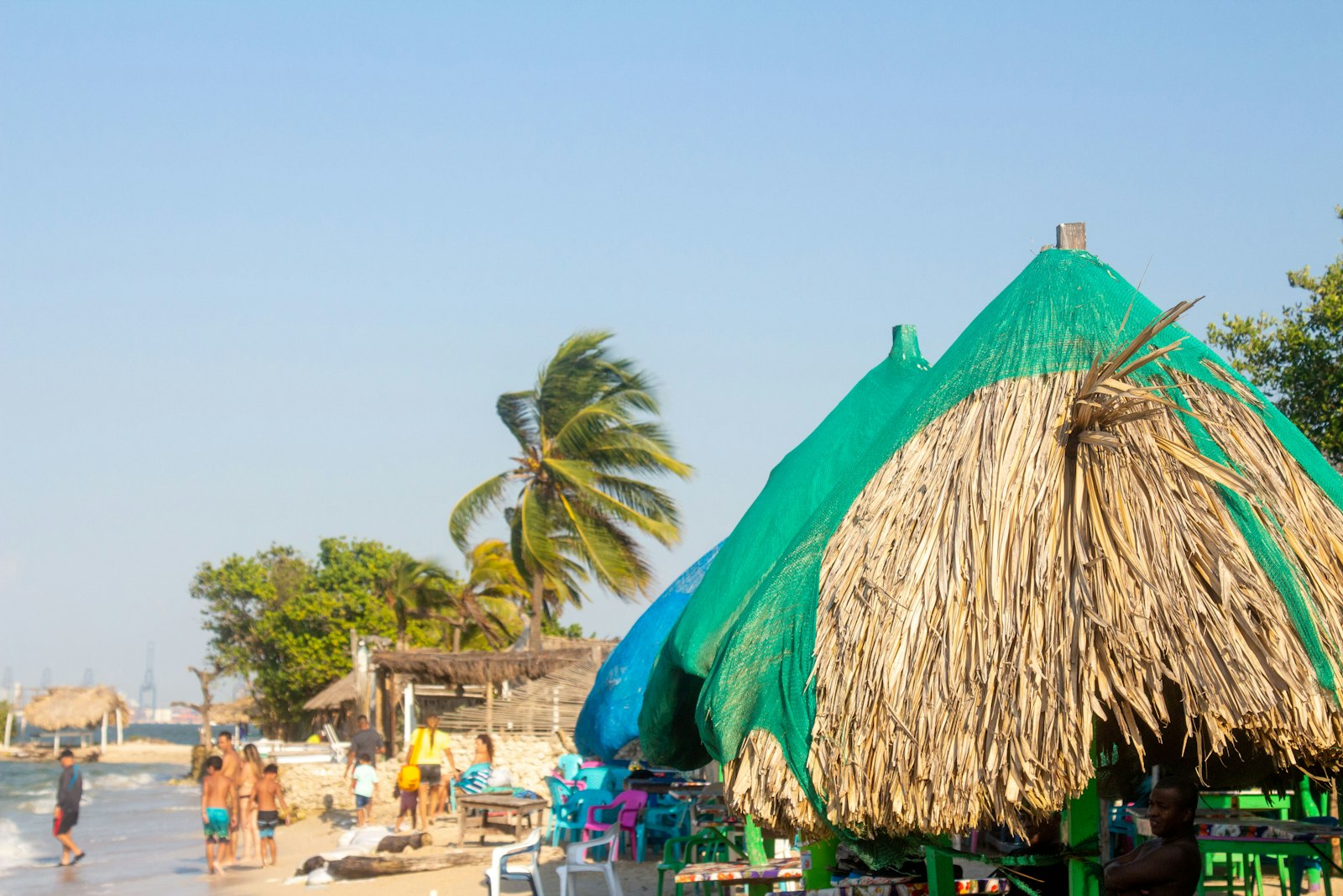 Kiosco de paja frente al mar en una playa caribeña cerca de Cartagena