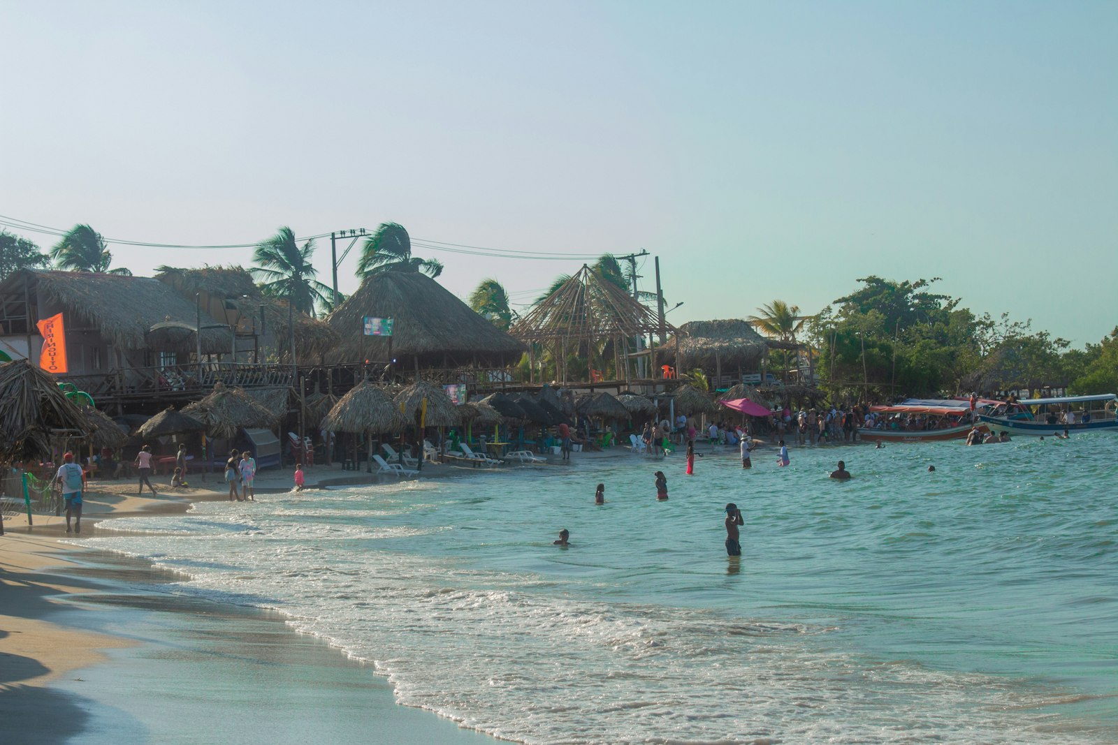 Badegäste an einem Stadtstrand in Cartagena mit Gebäuden im Hintergrund