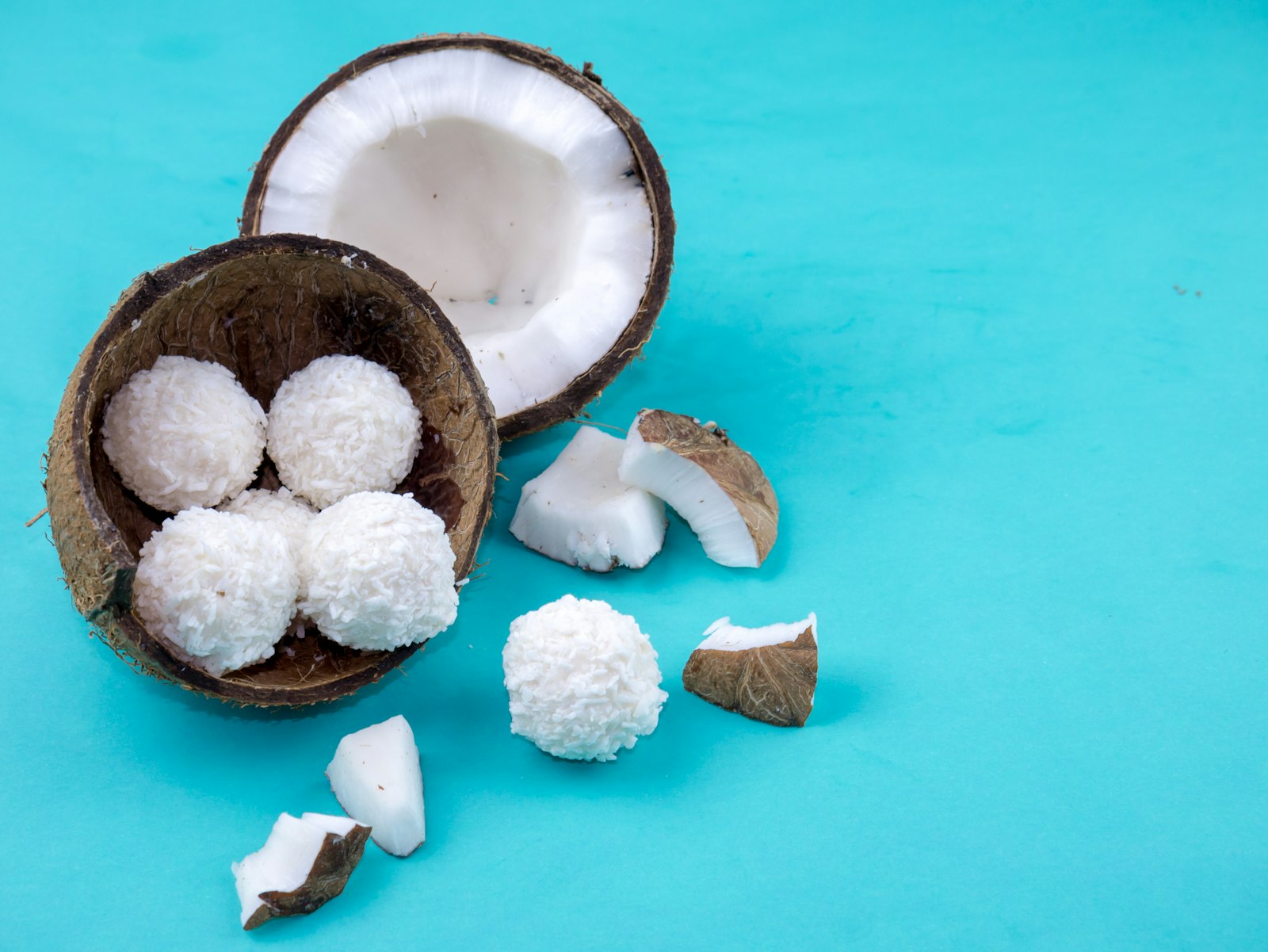 Coco abierto y trozos de coco, el ingrediente base de las cocadas cartageneras
