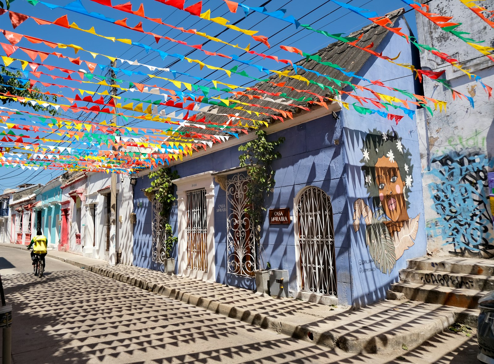 Ciclista en una calle colorida del barrio Getsemaní, Cartagena