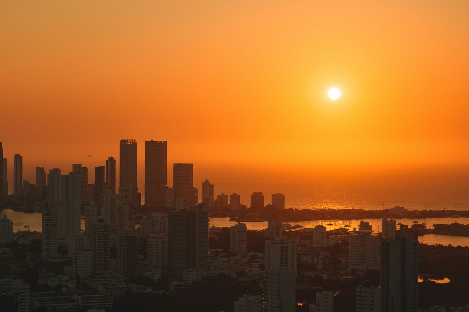 Atardecer dorado sobre los edificios de Bocagrande y El Laguito en Cartagena