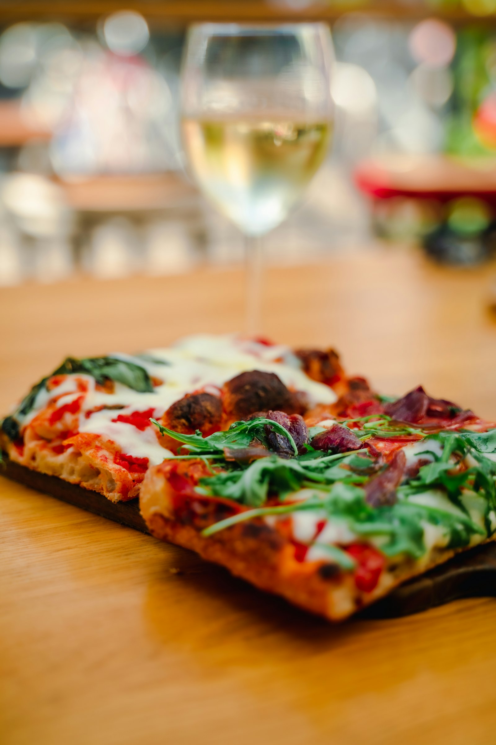 Porción de pizza sobre una mesa de madera