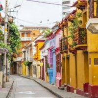 Calle colorida con balcones coloniales en el Centro Histórico de Cartagena de Indias