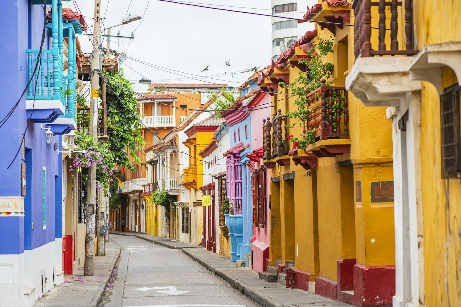 Calle colorida con balcones coloniales en el Centro Histórico de Cartagena de Indias