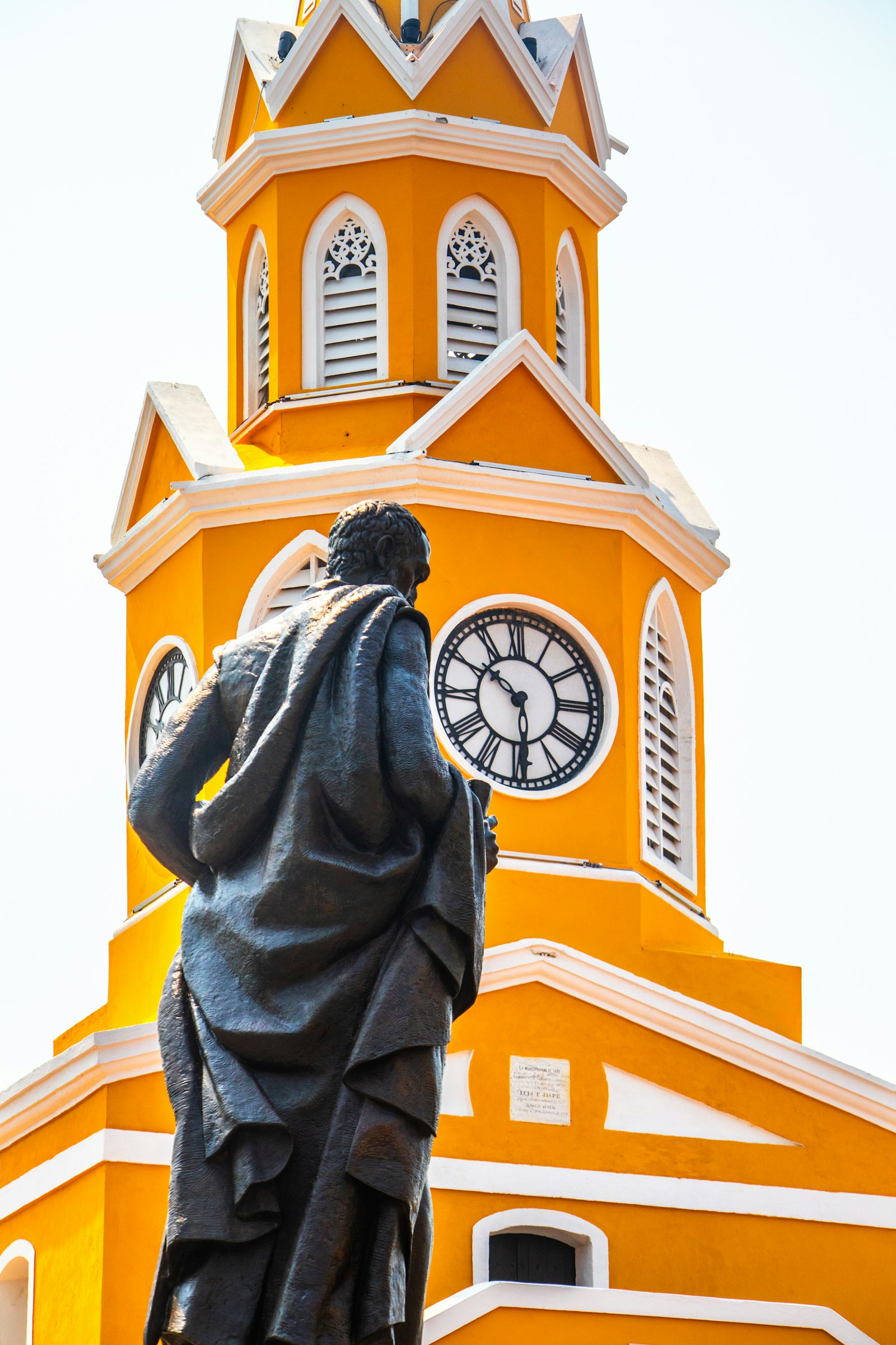 Estatua de Pedro de Heredia frente a la Torre del Reloj en la Plaza de los Coches, Cartagena