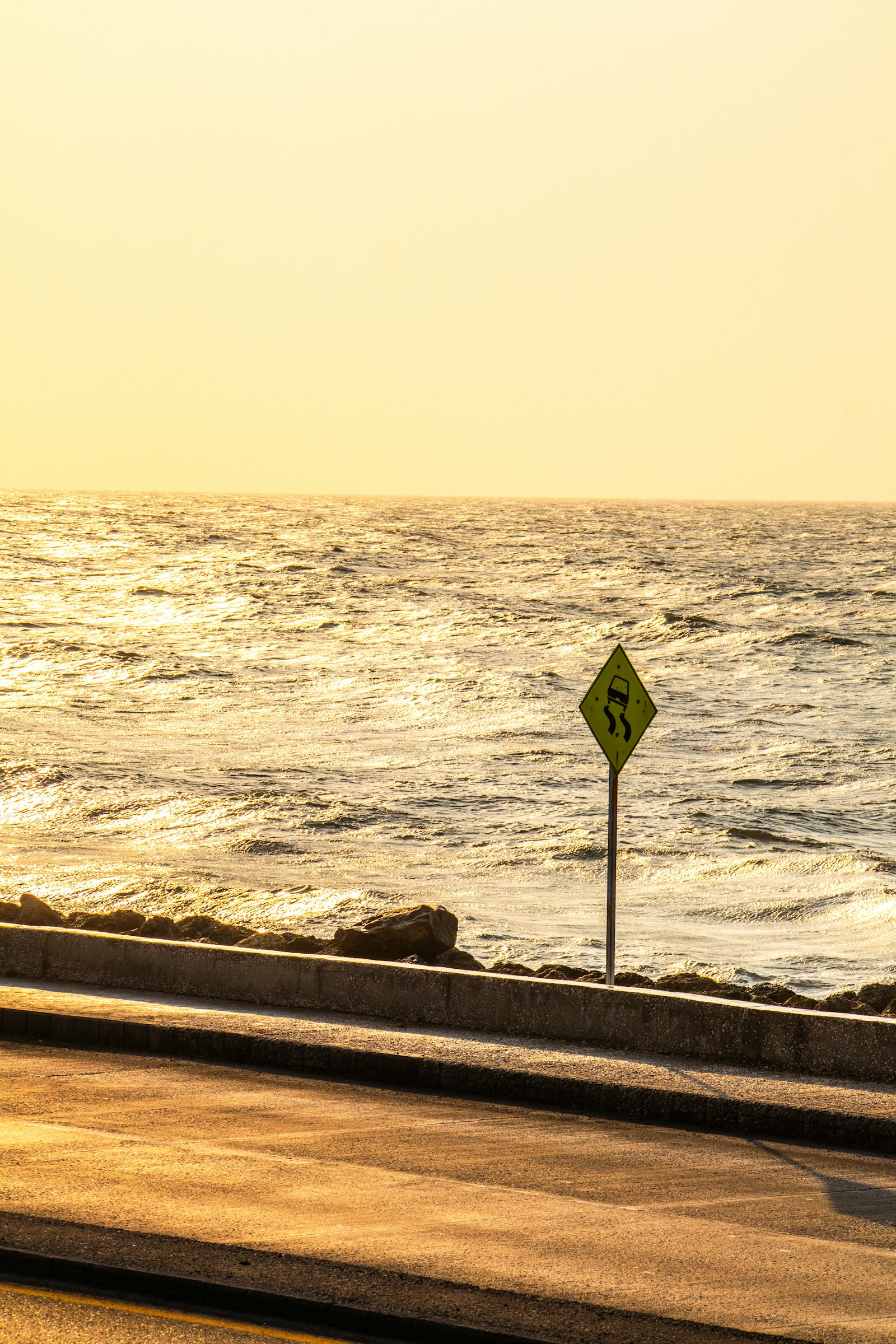 Vía costera junto al mar Caribe en Cartagena de Indias