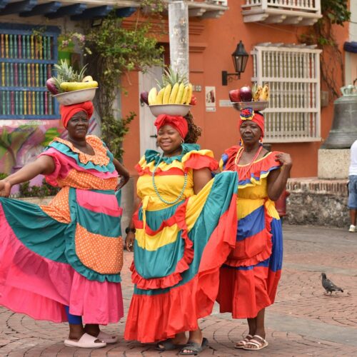 Palenqueras con vestidos coloridos en el Centro Histórico de Cartagena de Indias