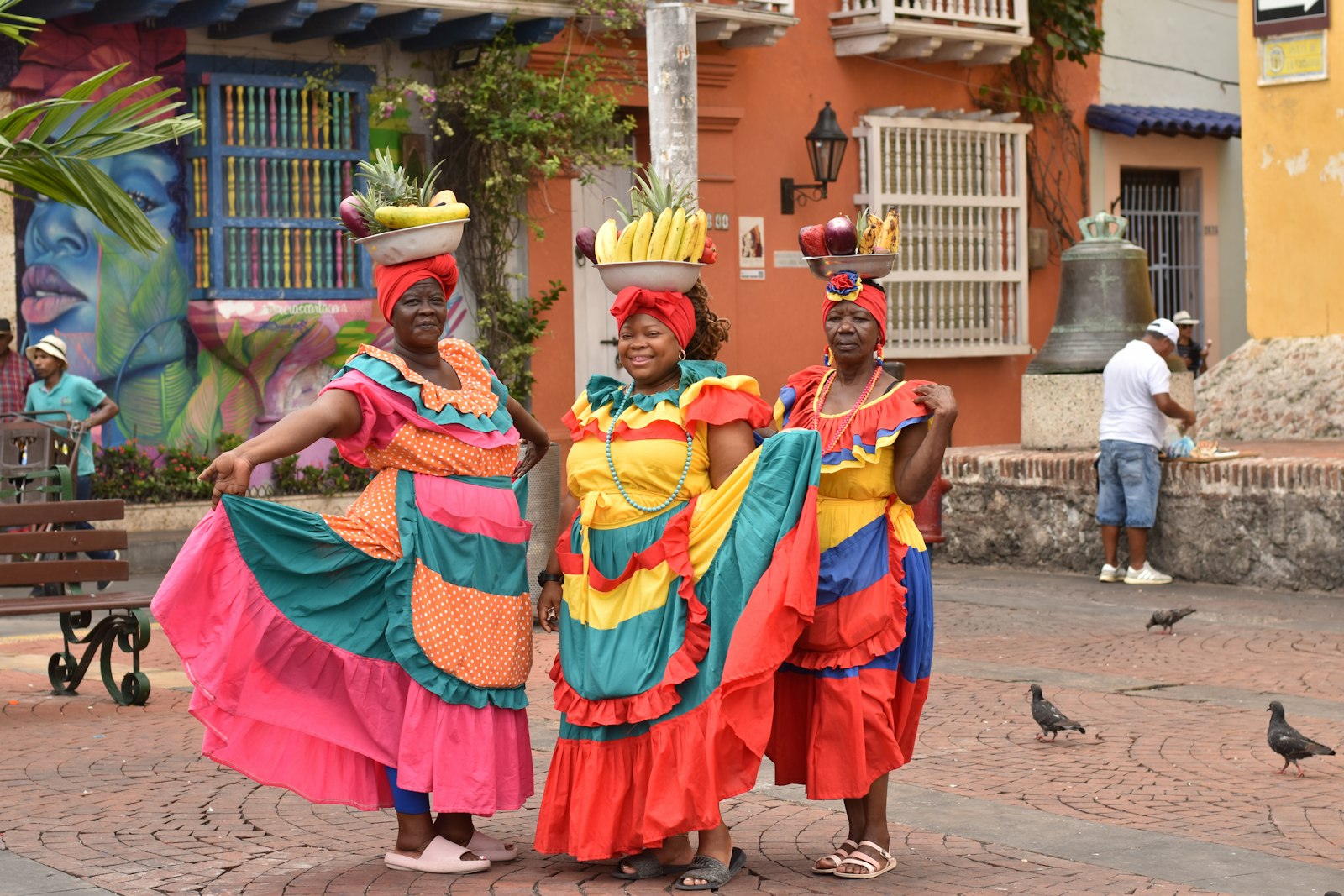 Palenqueras con vestidos coloridos en la Ciudad amurallada de Cartagena de Indias