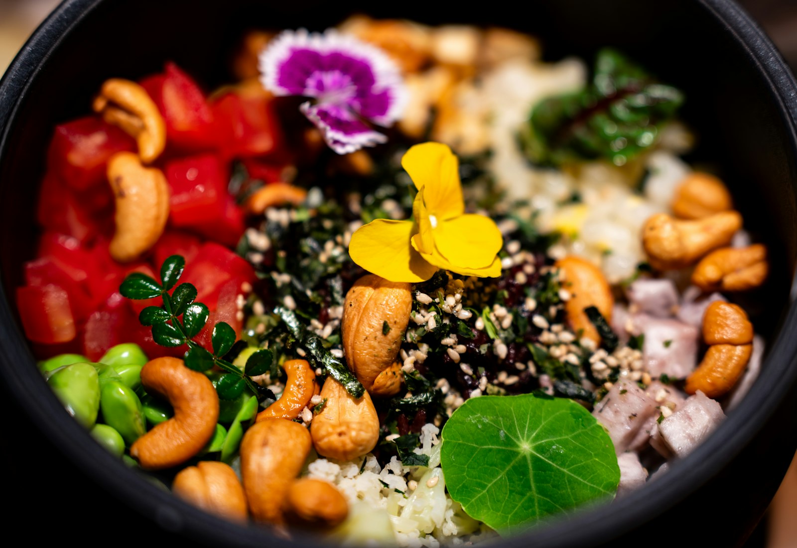 Bowl colorido de arroz con vegetales y marañones