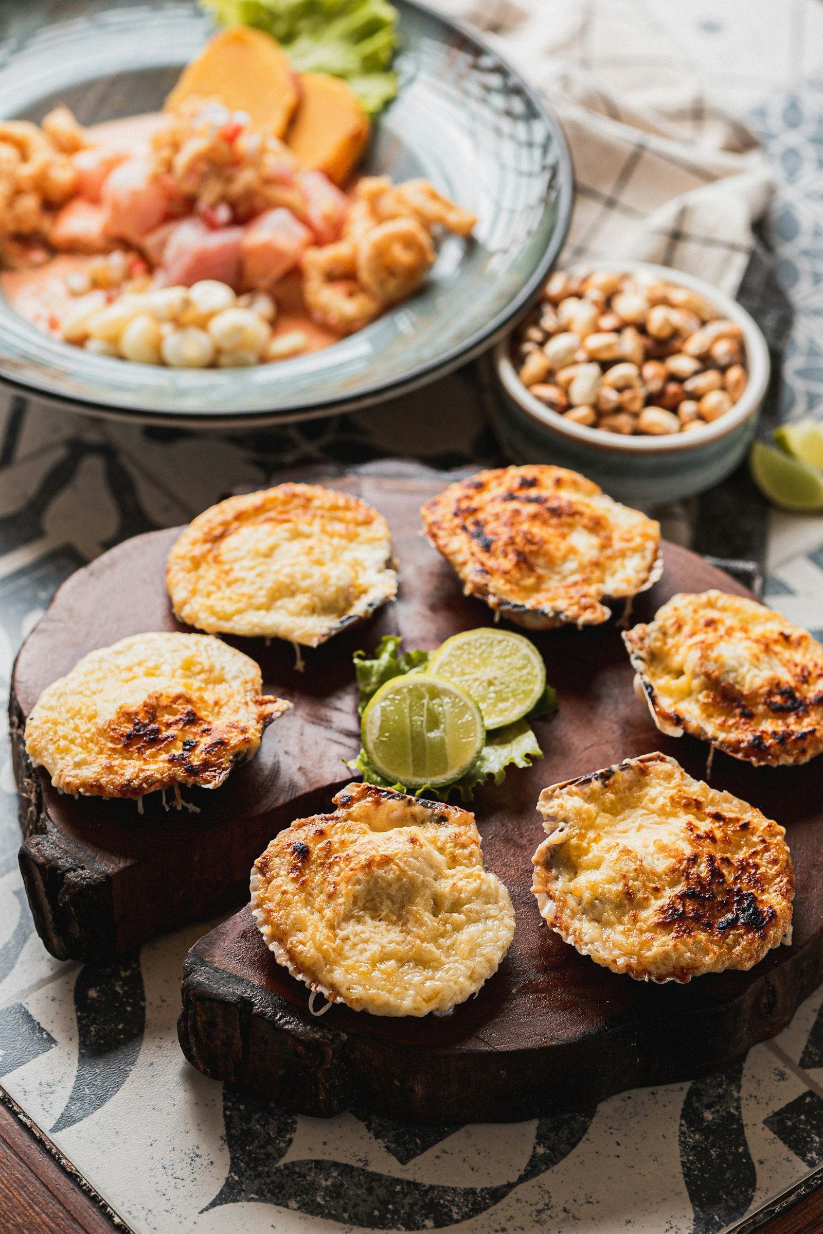 Vieiras a la parrilla con ceviche y maíz
