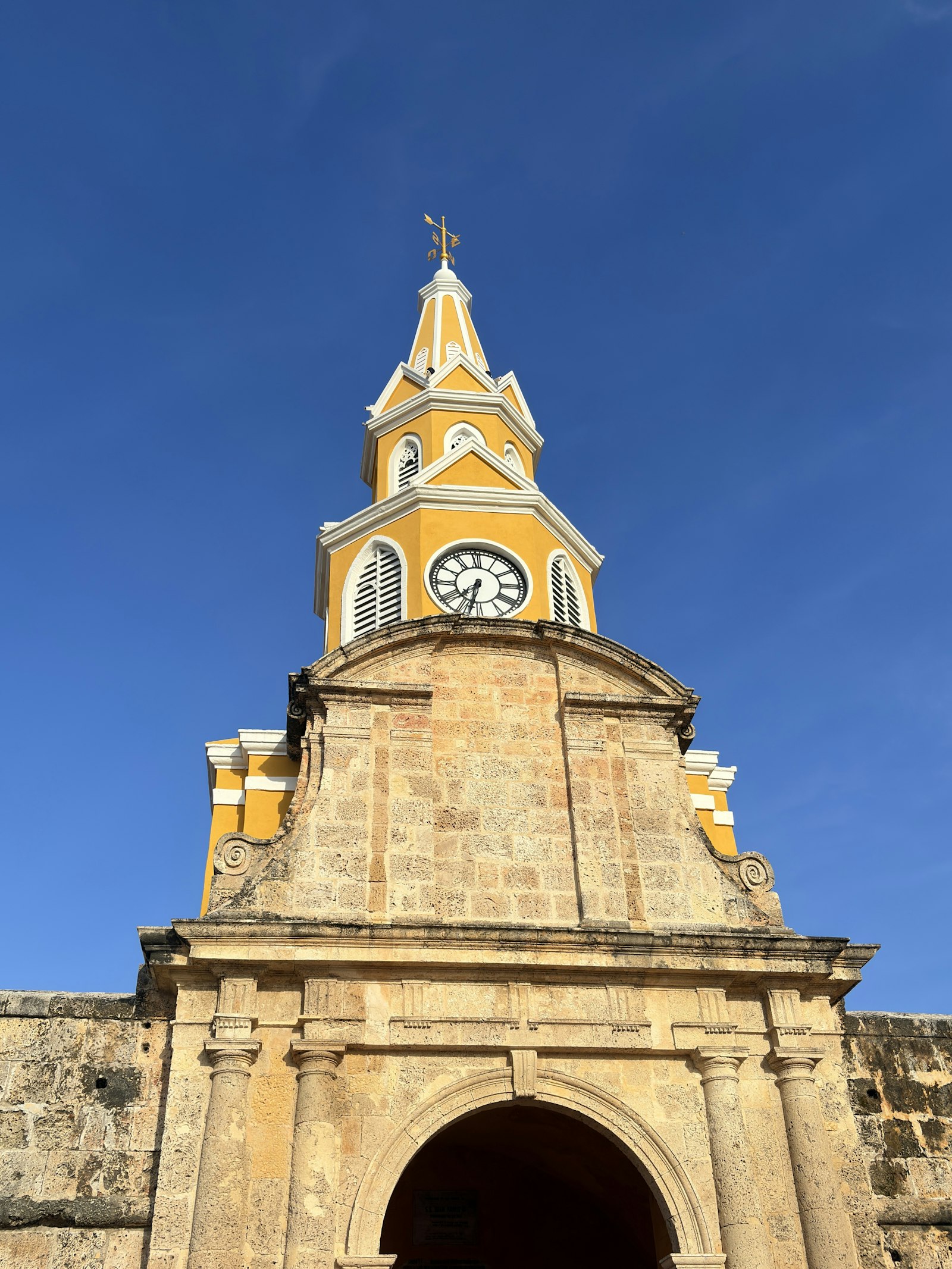 Torre del Reloj, entrada principal a la ciudad amurallada de Cartagena