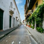 Calle colonial empedrada con balcones de madera en el Centro Histórico de Cartagena