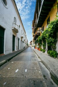 Calle colonial empedrada con balcones de madera en el Centro Histórico de Cartagena