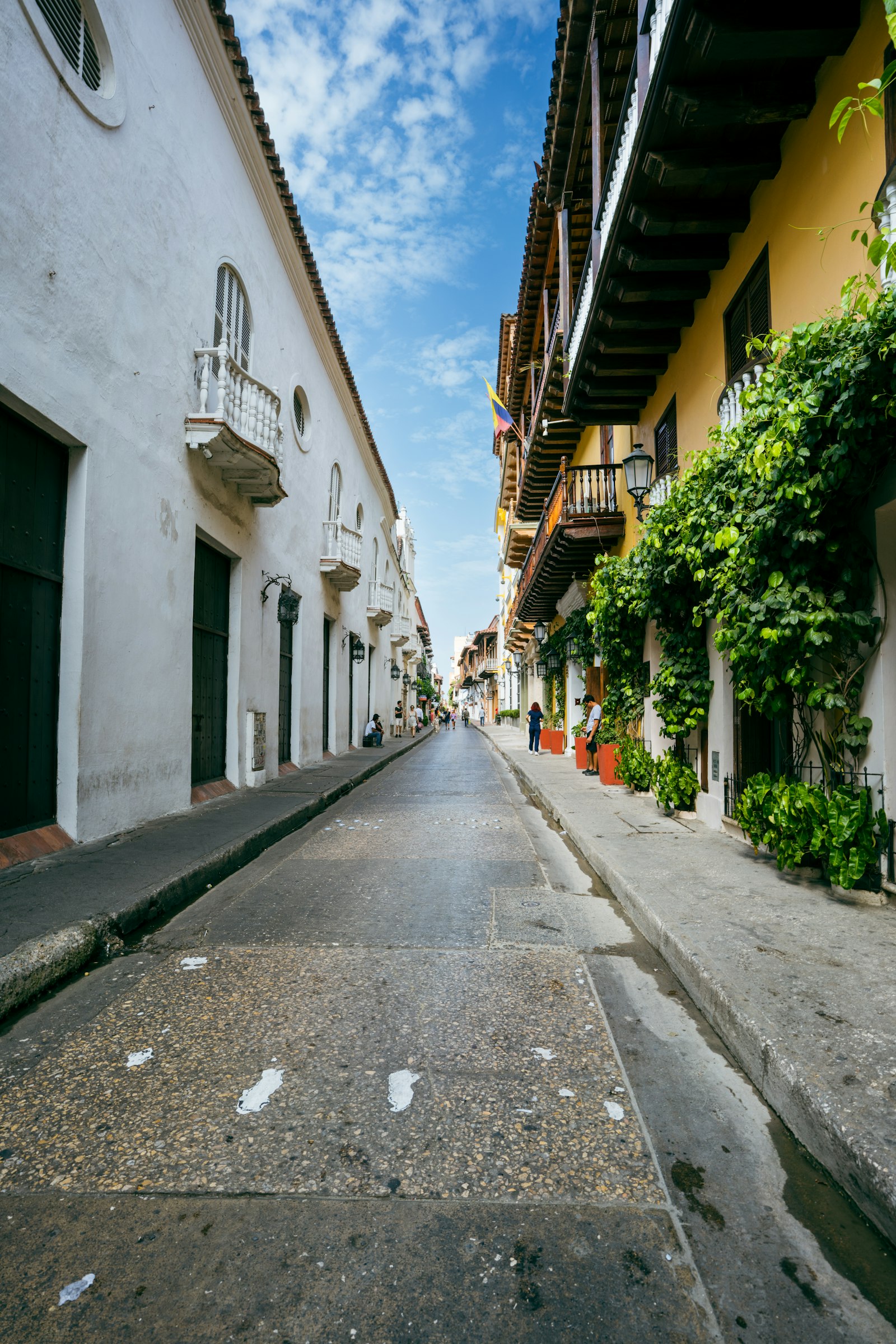 Calle colonial empedrada con balcones de madera en el Centro Histórico de Cartagena