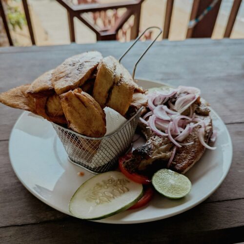 Plátano frito con cebolla morada y limón, acompañamiento típico de la posta cartagenera