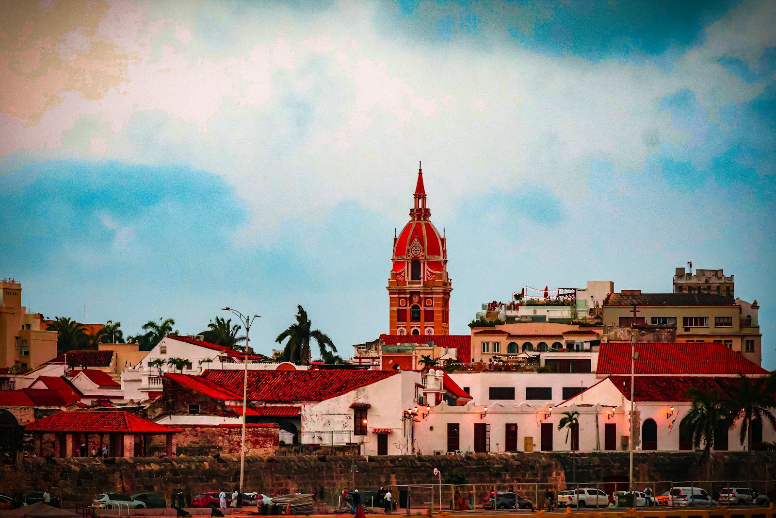 Cúpula roja de la Catedral de Santa Catalina de Alejandría en Cartagena